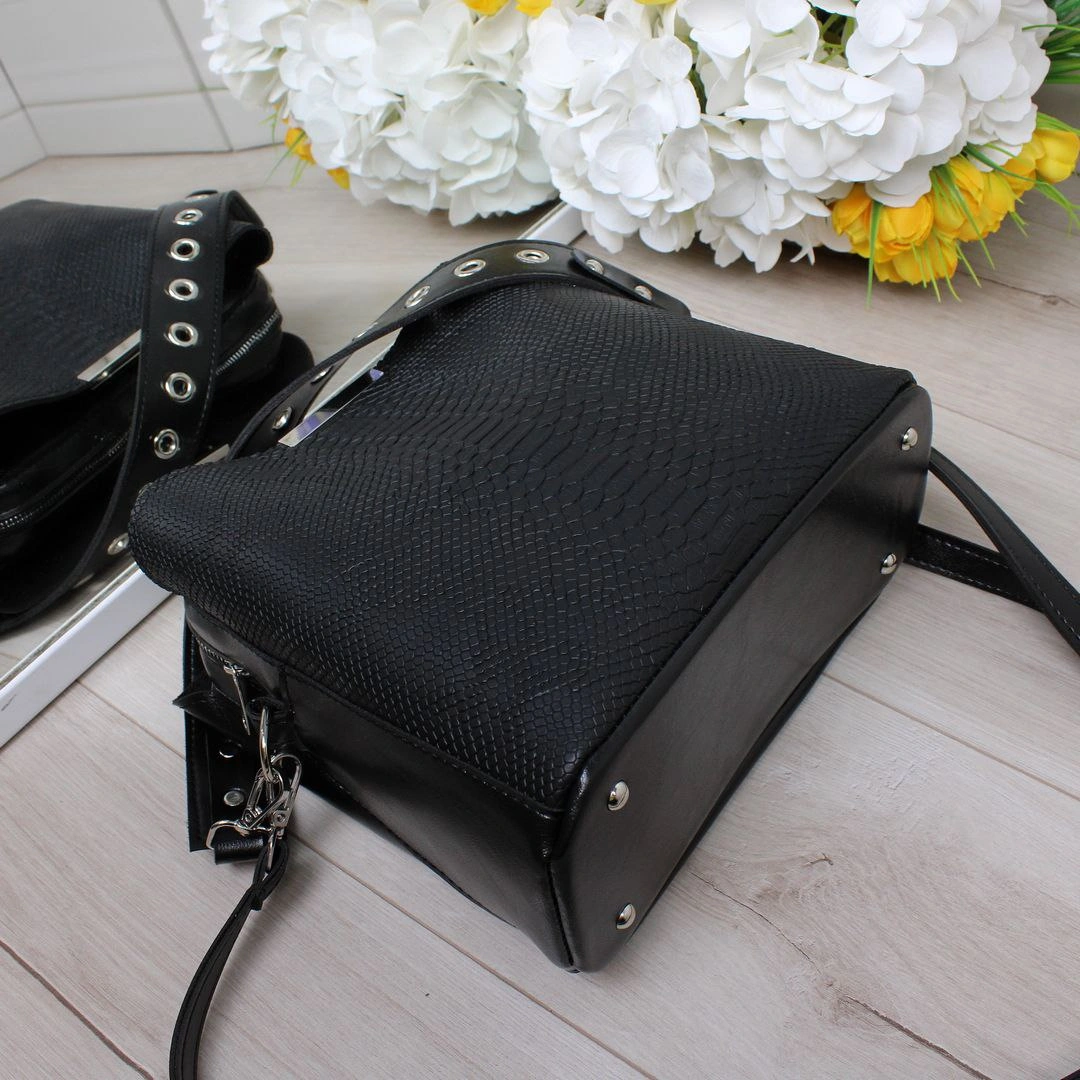 Жіноча сумка чорна змія, класична модель з еко-шкіри, практична та стильна